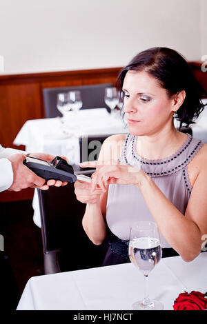 EC-Kartenzahlungen im Restaurant mit seiner Frau und Mann Stockfoto