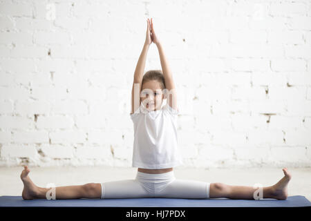 Mädchen in Samakonasana pose, weiße Studio-Hintergrund Stockfoto