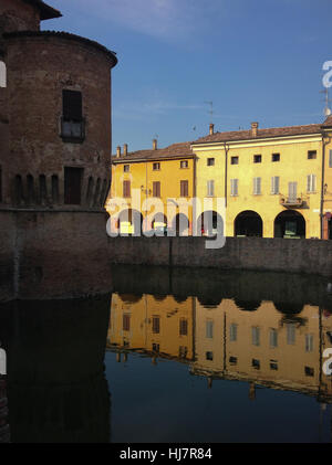 Werke-Burg und die umliegenden Gebäude spiegelt sich im Wasser während des Sonnenuntergangs. Italien. Stockfoto