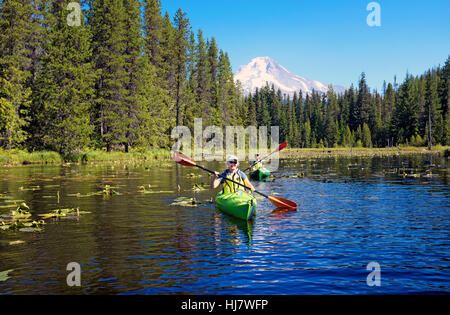 10. August 2016; Gedacht für unveröffentlichte Reisen ". Zwei Kajakfahrer, Senioren, Kajak auf Trillium Lake, in der Nähe von Mount Hood, höchste Berg in Oregon. In Stockfoto