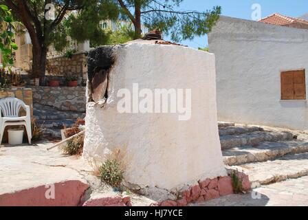 Traditionellen alten Stein Brot gebacken in den Straßen von Emborio auf der griechischen Insel Chalki. Stockfoto