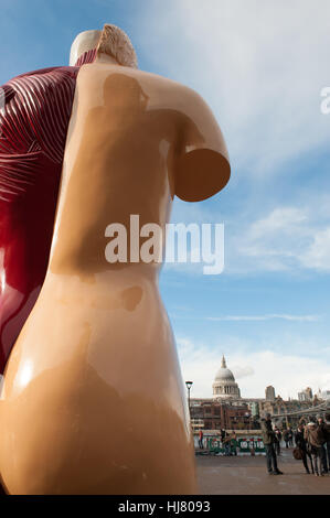 Hirsts Hymne anatomische Skulptur vor der Tate Modern, London, UK Stockfoto