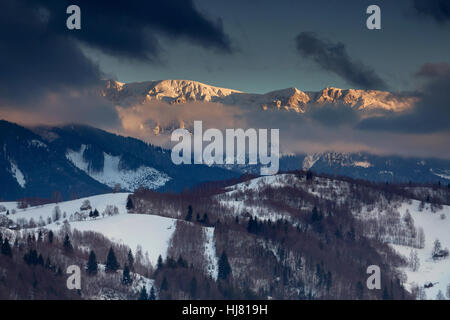 Schönen Winter Sonnenuntergang im Bucegi Gebirge, Karpaten, Rumänien Stockfoto