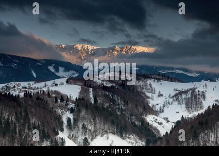 Schönen Winter Sonnenuntergang im Bucegi Gebirge, Karpaten, Rumänien Stockfoto