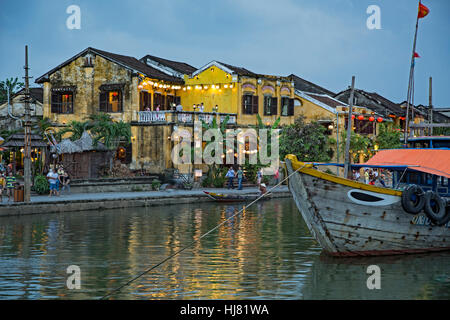 Angelboot/Fischerboot am Thu Bon Fluss und Restaurants, Hoi an, Vietnam Stockfoto