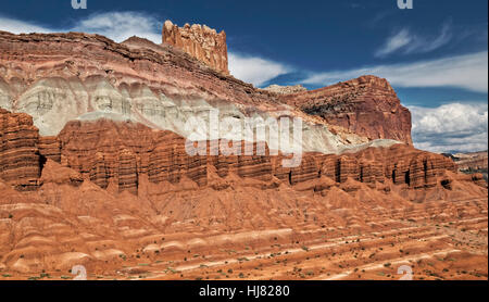 Die roten Moenkopi-Formation und Schichten überlagert oben, (von oben nach unten) Wingate Sandstein, Chinle Formation & Moenkopi-Formation - Capitol Reef N Stockfoto