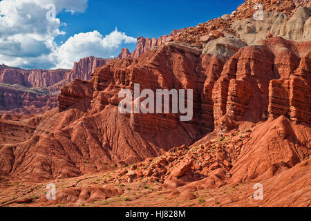 Die rote Moenkopi-Formation und geschichteten Schichten - Capitol Reef Nationalpark Stockfoto