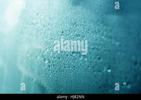Wassertropfen auf nasse Fenster. Stockfoto