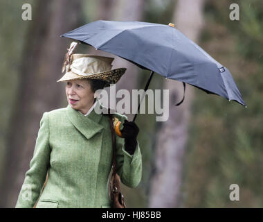 Die königliche Familie besuchen die Kirche von St. Mary Magdalene auf dem Anwesen von Sandringham in Norfolk auf Weihnachten 2015 Featuring: Prinzessin Anne Where: Kings Lynn, Großbritannien bei: Kredit-25. Dezember 2015: Ward/WENN.com Stockfoto