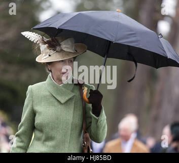 Die königliche Familie besuchen die Kirche von St. Mary Magdalene auf dem Anwesen von Sandringham in Norfolk auf Weihnachten 2015 Featuring: Prinzessin Anne Where: Kings Lynn, Großbritannien bei: Kredit-25. Dezember 2015: Ward/WENN.com Stockfoto