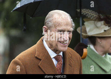 Die königliche Familie besuchen die Kirche von St. Mary Magdalene auf dem Anwesen von Sandringham in Norfolk auf Weihnachten 2015 Featuring: Prinz Phillip Where: Kings Lynn, Großbritannien bei: Kredit-25. Dezember 2015: Ward/WENN.com Stockfoto