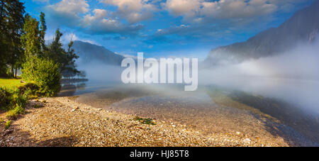 Nebeligen Sommermorgen am Bohinj See im Triglav Nationalpark Slowenien, Alpen, Europa. Stockfoto