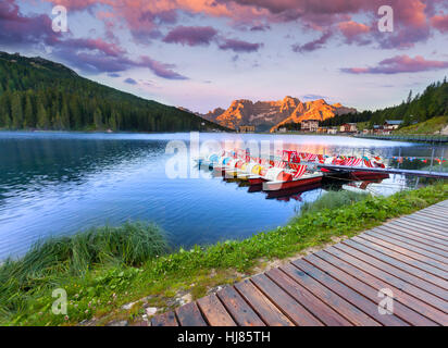 Bunte Sommer Sonnenaufgang am See Misurina, in Europa, Tre Cime Di Lavaredo, Italien Alpen und Dolomiten. Stockfoto