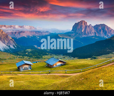 Dramatische Sonnenaufgang auf den Langkofel (Langkofel) und Sellagruppe, Tal Gardena. Nationalpark Dolomiten, Südtirol, Italien Stockfoto