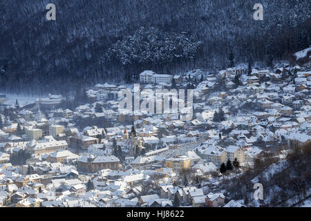 Winter-Ansicht der mittelalterlichen Stadt Brasov, bei Sonnenaufgang von oben Stockfoto