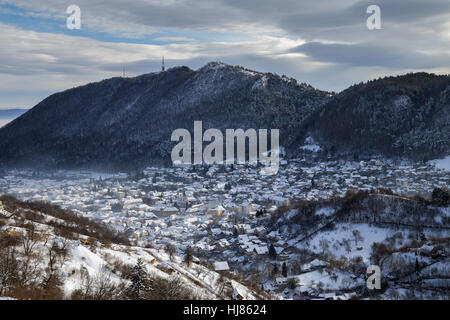 Winter-Ansicht der mittelalterlichen Stadt Brasov, bei Sonnenaufgang von oben Stockfoto