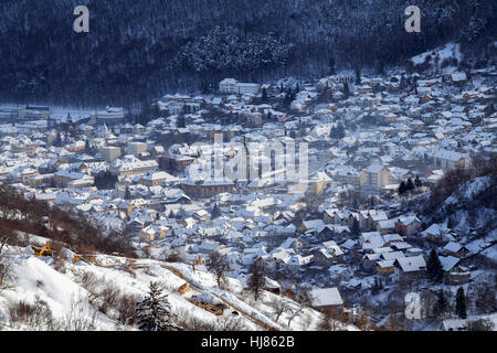 Winter-Ansicht der mittelalterlichen Stadt Brasov, bei Sonnenaufgang von oben Stockfoto