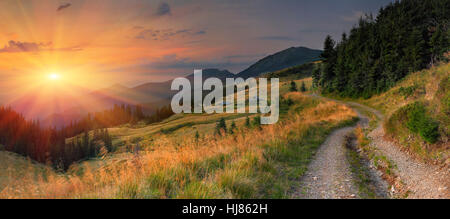Sommer Landschaft in den Bergen. Sonnenuntergang Stockfoto