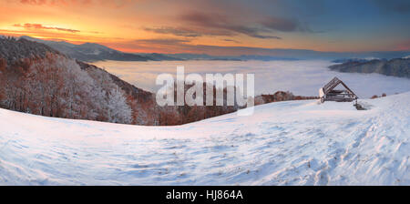 Schöne Winterlandschaft in den Karpaten. Sunrise. Stockfoto