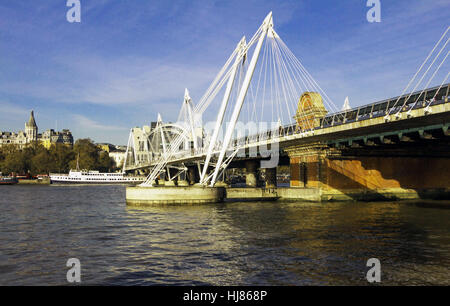 London, United Kingdom-November 11, 2016: The Millennium Bridge ist eine Stahl-Hängebrücke für Fußgänger überqueren den Fluss Themse in London, link Stockfoto