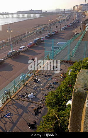 Der ehemaligen eleganten Terrasse Spaziergang über Bögen Madeira Drive in Brighton ist eine beliebte Flytipping Ort an der Küste UK geworden. Stockfoto