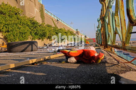 Der ehemaligen eleganten Terrasse Spaziergang über Bögen Madeira Drive in Brighton ist eine beliebte Flytipping Ort an der Küste UK geworden. Stockfoto