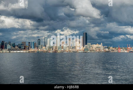 Ein Blick auf die Skyline von Seattle über Elliott Bay Mitte. Stockfoto