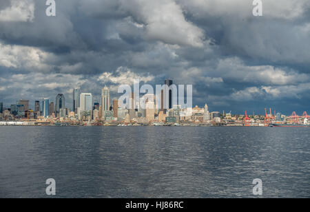 Ein Blick auf die Skyline von Seattle über Elliott Bay Mitte. Stockfoto