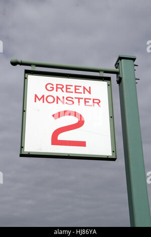 Bestuhlung Abschnitt Zeichen auf die Green Monster, Fenway Park, Heimat der Boston Red Sox, Boston, MA, Vereinigte Staaten von Amerika. Stockfoto