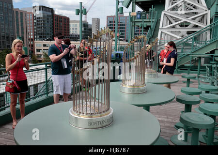 World Series Trophäen (l-r: 2007,2013 & 2004), Fenway Park, Heimat der Boston Red Sox, Boston, MA, Vereinigte Staaten von Amerika. Stockfoto