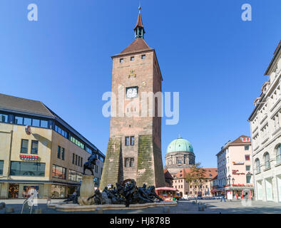 Nürnberg, Nürnberg: Altstadt; Weißer Turm mit Brunnen Ehe Karussell, Mittelfranken, Mittelfranken, Bayern, Bayern, Deutschland Stockfoto