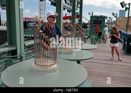 World Series Trophäen (l-r: 2004, 2013, 2007), Fenway Park, Heimat der Boston Red Sox, Boston, MA, Vereinigte Staaten von Amerika. Stockfoto