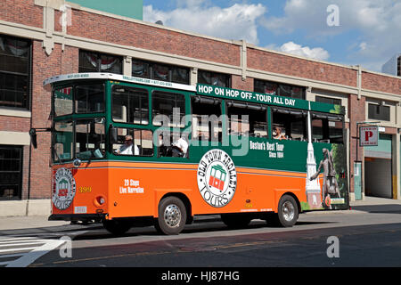 Ein Old Town Trolley Tours-Trolley-Bus außerhalb der Fenway Park, Heimat der Boston Red Sox, Boston, MA, Vereinigte Staaten von Amerika. Stockfoto