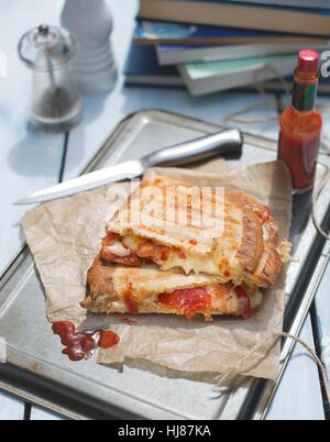 Käse, Tomate & Chorizo Toastie Schmelze Stockfoto