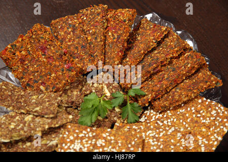 Gesundes Brot Cracker aus Getreide Samen Sesam Gewürze gesunde Ernährung. Scherben Korn Brot Cracker Samen Stockfoto