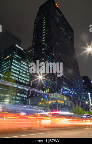 Ansicht von Autos, leichte Wanderwege und moderne Wolkenkratzer auf der Euljiro 2 (i)-Ga Straße in der Innenstadt von Seoul, Südkorea in der Nacht. Stockfoto