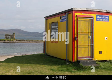 Strandwache am Ballinskelligs, County Kerry, Irland mit Ballinskelligs Burg im Hintergrund Stockfoto