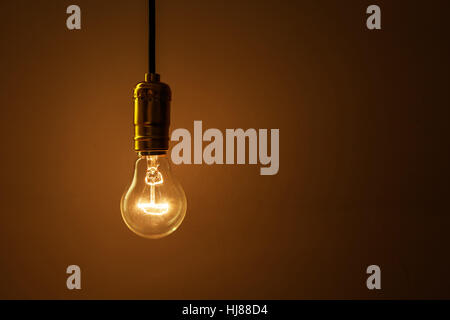 Glühbirne auf dunklem Hintergrund Stockfoto