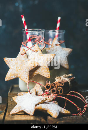 Flaschen mit Milch und festliche Lebkuchen Weihnachtsstern geformt cookies Stockfoto