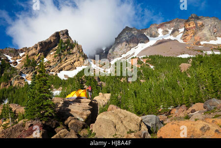 Wanderer und Zelt an einem Tag flauschige Wolke in der Biegung Oregon Cascade Mountain Range Stockfoto