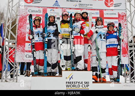 Das Podium beim Freestyle Ski World Cup Event statt Val Saint-Come, Quebec, 21. Januar 2017 Stockfoto