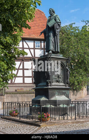 Martin Luther Memorial hinter Luther Einfamilienhaus, Mohra, Thüringen, Deutschland Stockfoto