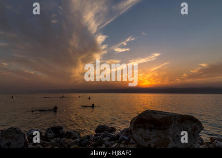 Badegäste bei Sonnenuntergang mit Wolken, Sowayma, Totes Meer, Jordanien Stockfoto