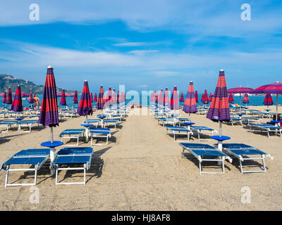 Vorsaison, geschlossene Sonnenschirme am Strand, Giardini Naxos, Taormina, Sizilien, Italien Stockfoto