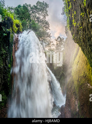 Wasserfall in die Schlucht, Luft Terjun Belawan, Kalianyar, Sempol, Ost-Java, Indonesien Stockfoto