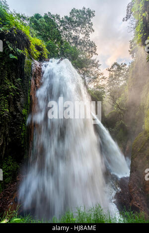 Wasserfall in die Schlucht, Luft Terjun Belawan, Kalianyar, Sempol, Ost-Java, Indonesien Stockfoto