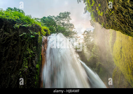 Wasserfall in die Schlucht, Luft Terjun Belawan, Kalianyar, Sempol, Ost-Java, Indonesien Stockfoto