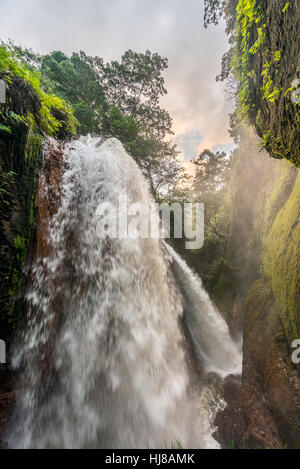 Wasserfall in die Schlucht, Luft Terjun Belawan, Kalianyar, Sempol, Ost-Java, Indonesien Stockfoto