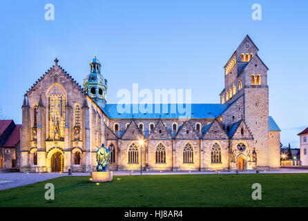 Kathedrale der Mariä Himmelfahrt, Dämmerung, Hildesheim, Niedersachsen, Deutschland Stockfoto