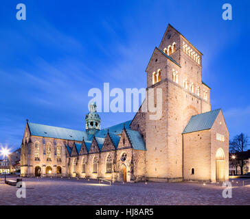 Kathedrale der Mariä Himmelfahrt, Dämmerung, Hildesheim, Niedersachsen, Deutschland Stockfoto